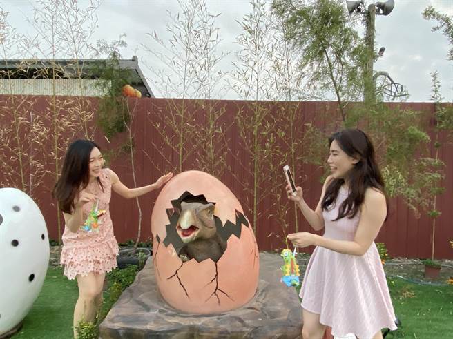 草屯恐龙展在元宵晚上推出佛心的免费入园，并且邀请美丽漂亮气质大方的正妹，到场赠送民眾1恐龙造型的花灯（黄立杰摄）