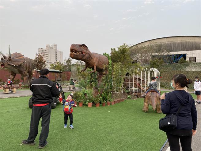 草屯恐龙展场面浩大，是台湾数一数二大型的恐龙展，时间从即日起到4月29日为止（黄立杰摄）