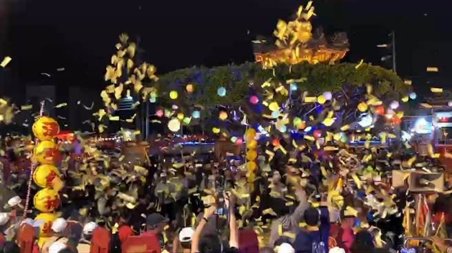 花坛白沙坑迎灯排，在金纸黄金雨海下，13做灯排遶境，护佑平安。（吴敏菁摄）