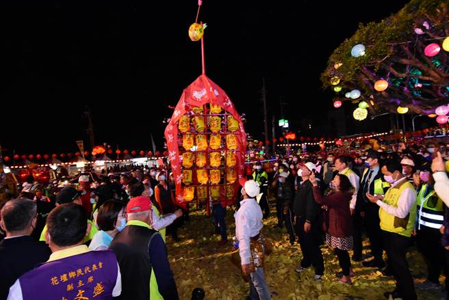 花坛白沙坑迎灯排，在金纸黄金雨海下，13做灯排遶境，护佑平安。（吴敏菁摄）