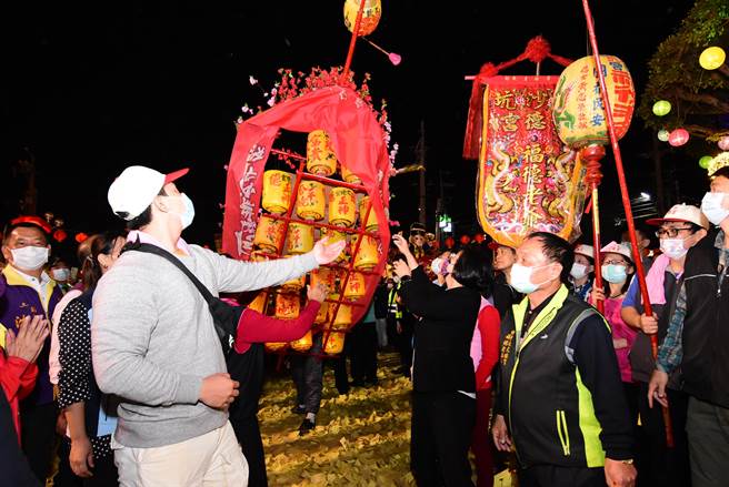 花坛白沙坑迎灯排，在金纸黄金雨海下，13做灯排遶境，护佑平安。（吴敏菁摄）