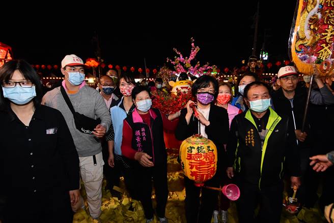 花坛白沙坑迎灯排，在金纸黄金雨海下，13做灯排遶境，护佑平安。（吴敏菁摄）