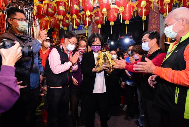 花坛白沙坑迎灯排，在金纸黄金雨海下，13做灯排遶境，护佑平安。（吴敏菁摄）