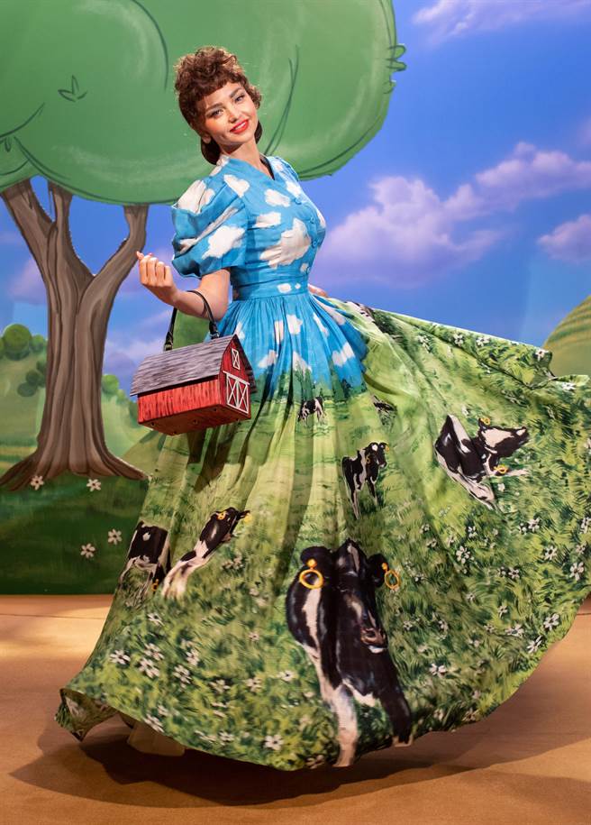 图一：MOSCHINO 2021 秋冬女装系列中以商务女性展开序幕，再转到浓厚农村感的裙装，将场景转到农业社会。（MOSCHINO提供）