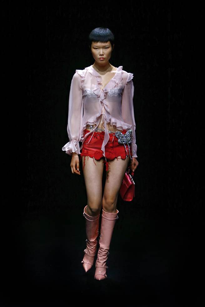 在本季新装中，除品牌标志性的玫瑰外，还增加蝴蝶这个元素。（Blumarine提供）