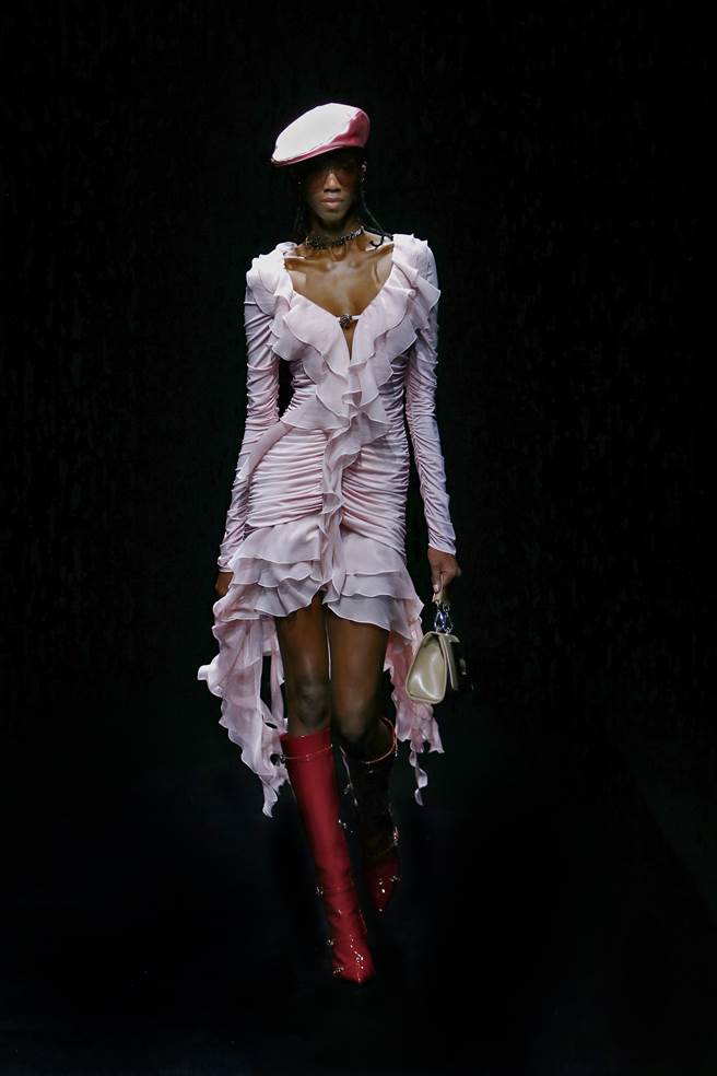 Blumarine新装以镶嵌鉤织技法，勾勒出女性内衣效果，展现女性线条。（Blumarine提供）