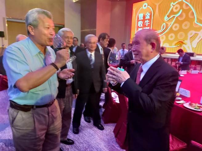 中钢董事长翁朝栋(左)与义联集团创办人林义守(右)互祝新年快乐。图／林宪祥