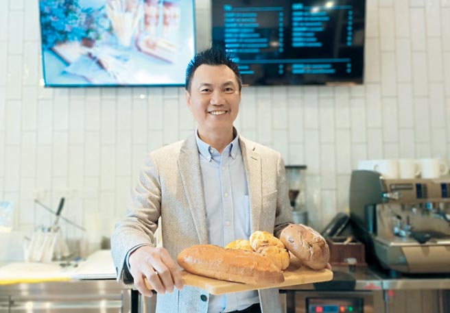 「贝可丽国宾官邸门市」开幕，兴富发建设副总廖昭雄盘点全台即将热腾腾出炉的660多亿元案量。图／郑启明