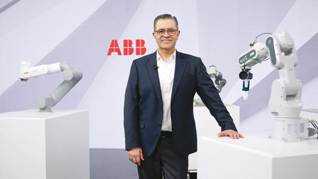 ABB于2021年2月24日于瑞士苏黎世，由ABB机器人与离散自动化事业部总裁Sami Atiya揭幕协作机器人新品全球上市发表会。图／ABB提供