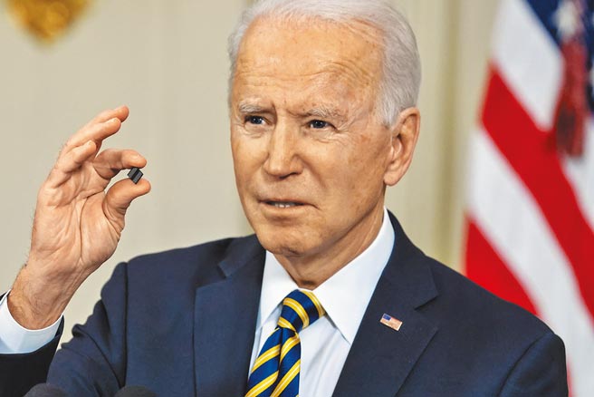 美國總統拜登24日簽署行政命令，下令對包括半導體晶片等4大關鍵產品的供應鏈展開「百日大體檢」。圖為拜登當天在白宮發表談話，並拿起一小塊晶片來強調重點。（路透）