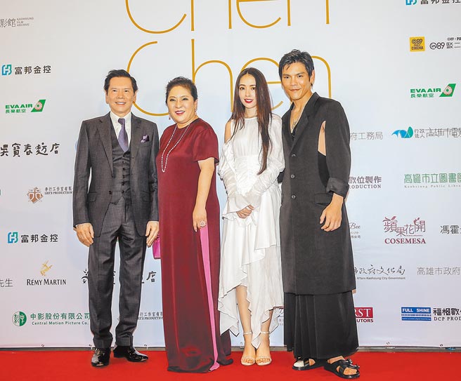 香港影视大亨向华强（左）、向佐（右）父子日前申请来台依亲居留，遭内政部驳回。图为向华强夫妇与儿子向佐、郭碧婷夫妇2019年来台参加影展。（本报资料照片）