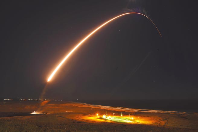 台灣時間24日，在魏柏號巡弋台海同一天，美軍從加州基地試射義勇兵3型洲際飛彈，成功擊中西太平洋馬紹爾群島的靶場。（美聯社）