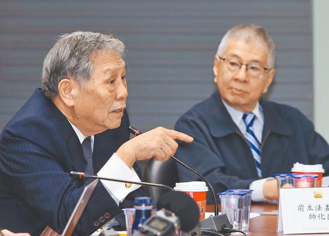 國民黨智庫國家政策基金會25日舉辦「中共對台灣之軍事威脅」座談會，前立委帥化民（左）指出，美國此時介入（台海戰事）可能性很低，現在是台海很危險的時期。（王英豪攝）