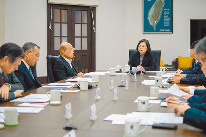 苏揆昨期许邱国正、邱太三两员国安团队大将，苏揆此举不免有所僭越。(总统府提供)