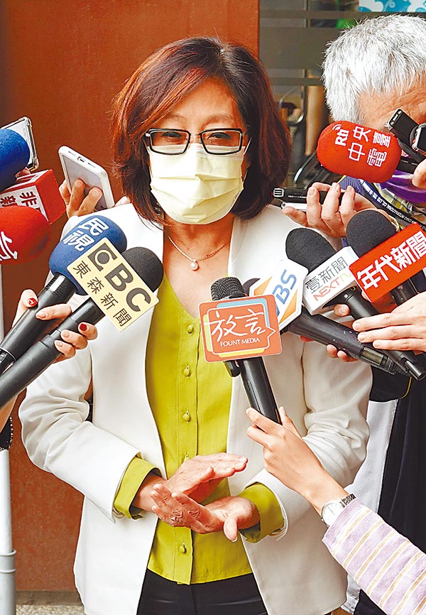 民進黨中評會25日開會處理立委林淑芬、江永昌、劉建國的萊豬表決跑票案，中評會主委康裕成出面說明結論是3位立委停權1年，再犯則停權3年；並建請中執會做為下次提名的參考。（姚志平攝）