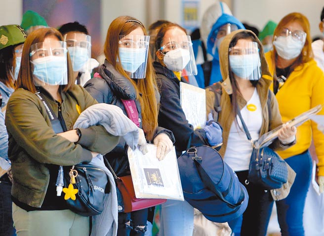 国内昨新增5例境外移入病例，均为菲律宾籍女性移工，图为桃园机场内一群刚下机的菲籍移工准备通关入境。（范扬光摄）