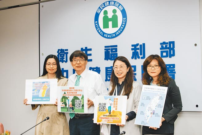 健保署25日起扩大设置「全国偏乡医师人力需求平台」，随时更新、介面方便查询，署长李伯璋（左二）表示，希望有助热血医师多考虑投入偏乡服务。（郭吉铨摄）