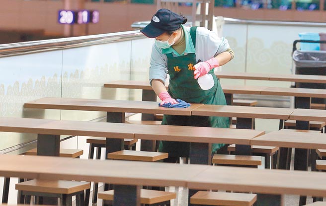 为降低群聚风险，位于桃园机场内的餐厅、贵宾室及美食街，除了限制用餐人数，还加大餐桌之间的间隔距离，并刻意减少座位数量。（本报资料照片）