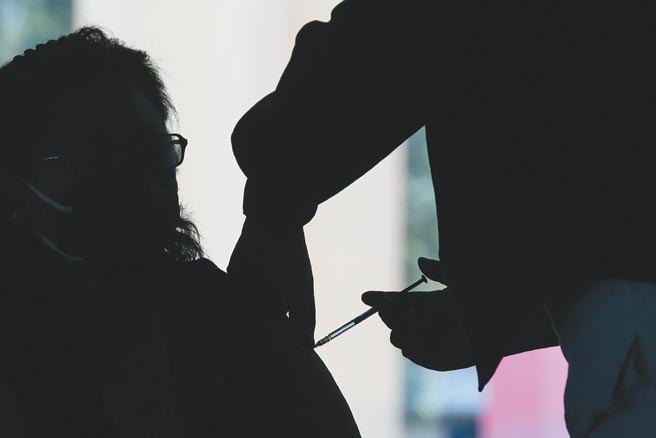 新冠疫苗接種計畫去年12月在全球陸續展開後，迄今已有99國共注射超過2.18億劑疫苗。（美聯社）