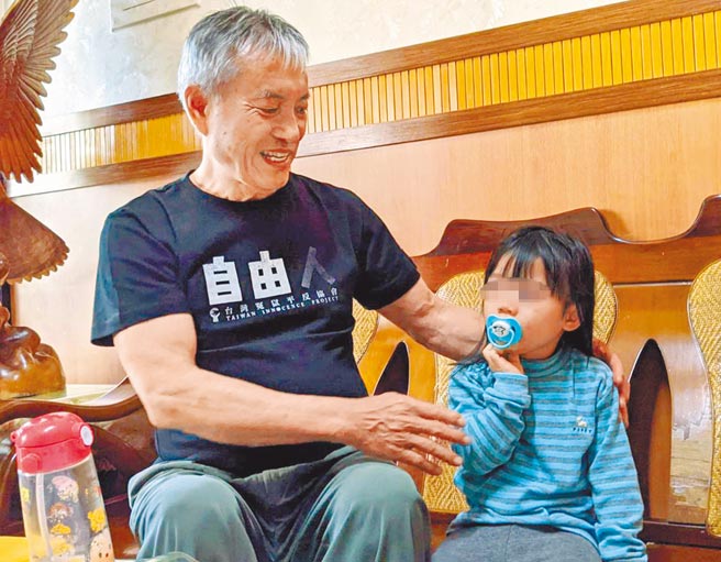 东港渔船「得利10号」船长陈火盛，25日到高雄高分院聆判再审宣判，合议庭认定他不知情且未收取报酬，改判无罪。因运毒案坐牢8年多后终获平反，陈火盛表示回家每天开心照顾孙子。（潘建志摄）