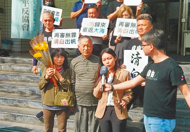 东港「得利10号」运毒案，船长陈火盛（前左二）25日到高雄高分院聆判，合议庭认定他不知情且未收取报酬，改判无罪。（袁庭尧摄）