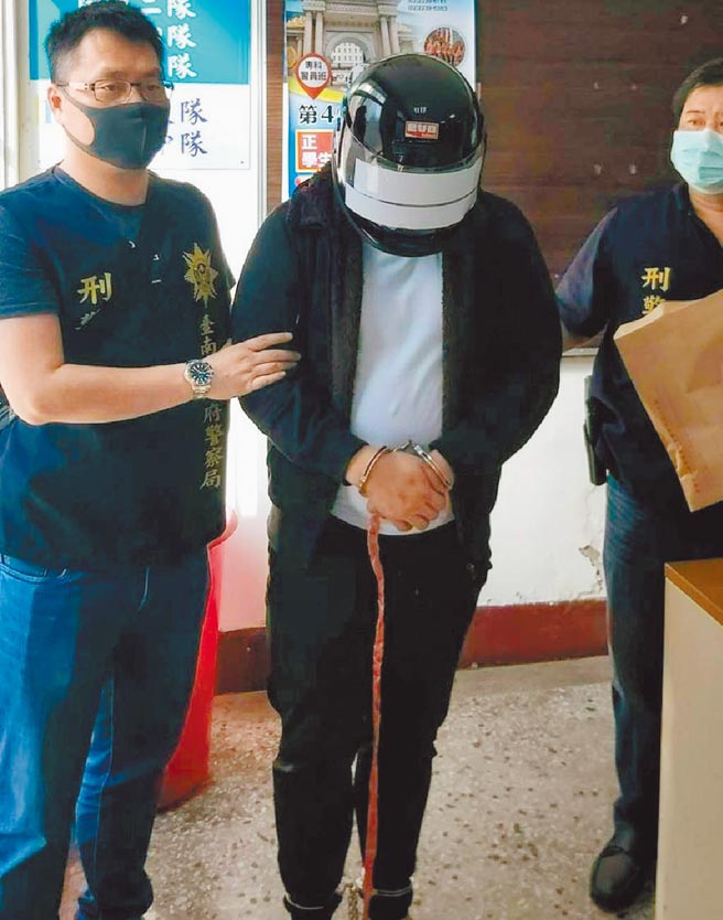 2月16日发生于台南安平的王重杰遭砍杀辗死案，最后一名在逃嫌犯徐梓恒（中）25日凌晨投案。（读者提供／程炳璋台南传真）