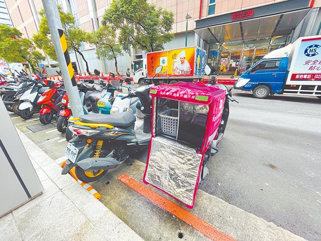 受疫情影响APP美食外送服务需求增加，北市常有民眾反映订单遭扣款却没拿到食物、或是食物送达的时间有延误，其中熊猫外送发生申诉案件高达296件最多。（吴康玮摄）