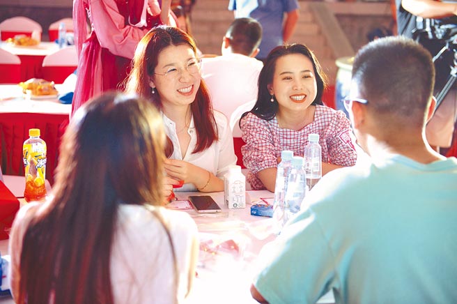 大陆非法机构最近将「取卵黑手」伸到女大生身上。图为内蒙古呼和浩特市的一场相亲大会。（中新社）