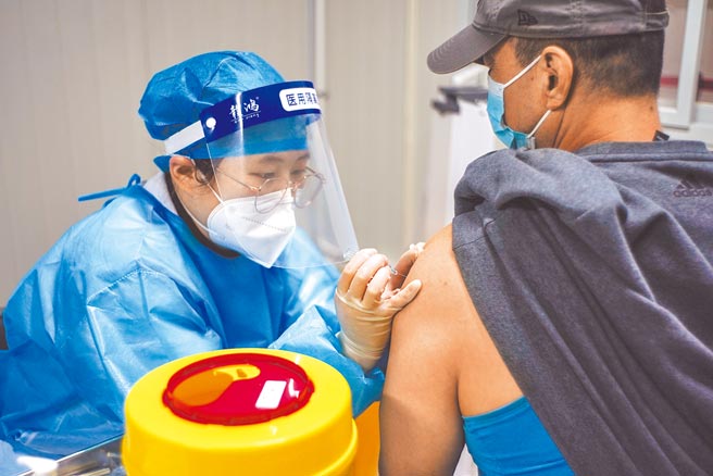 据中国疾病预防控制中心研究员邵一鸣说明，就目前情况看，人群中80％的人接种就可以实现群体免疫屏障。（新华社）