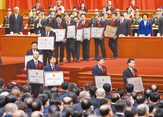 大陆全国脱贫攻坚总结表彰大会25日在北京人民大会堂举行。（中新社）