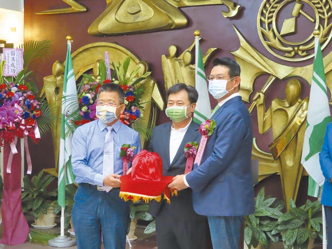 新北市議會民進黨團幹部25日交接，由議員黃俊哲（右一）接下新任總召。（葉德正攝）