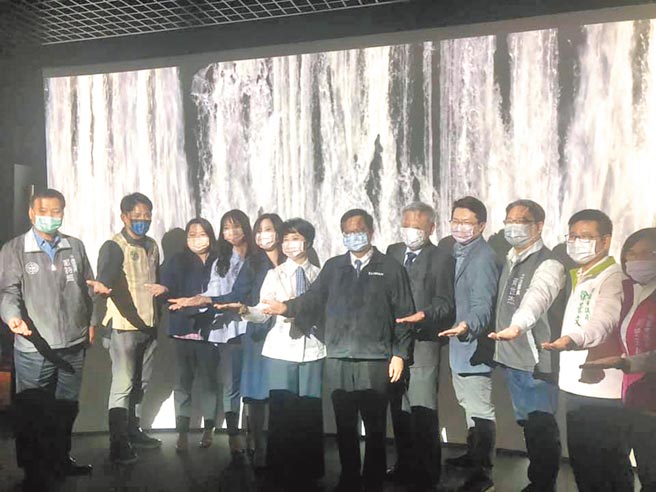 中坜威尼斯影城打造全新影厅，市长郑文灿（中）等人抢先体验。（吕筱摄）