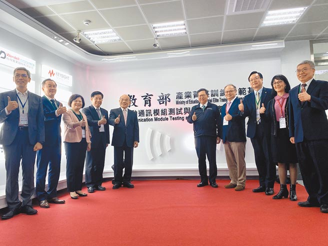 龙华科大在行政院长苏贞昌见证下，成立2座教育部产业菁英训练示范基地，培养跨领域技职人才。（蔡依珍摄）