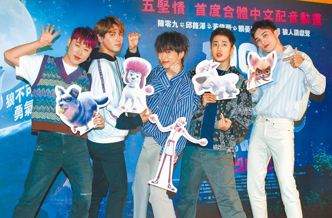 賴晏駒（左起）、陳零九、邱鋒澤、婁峻碩、黃偉晉昨出席電影首映會。（粘耿豪攝）