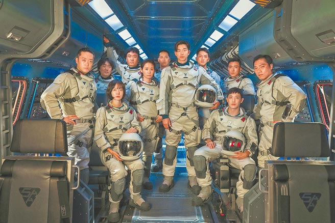 孔刘（中）饰演的航太局队长在《寂静的大海》带领太空人菁英找寻拯救人类的方法。（Netflix提供）