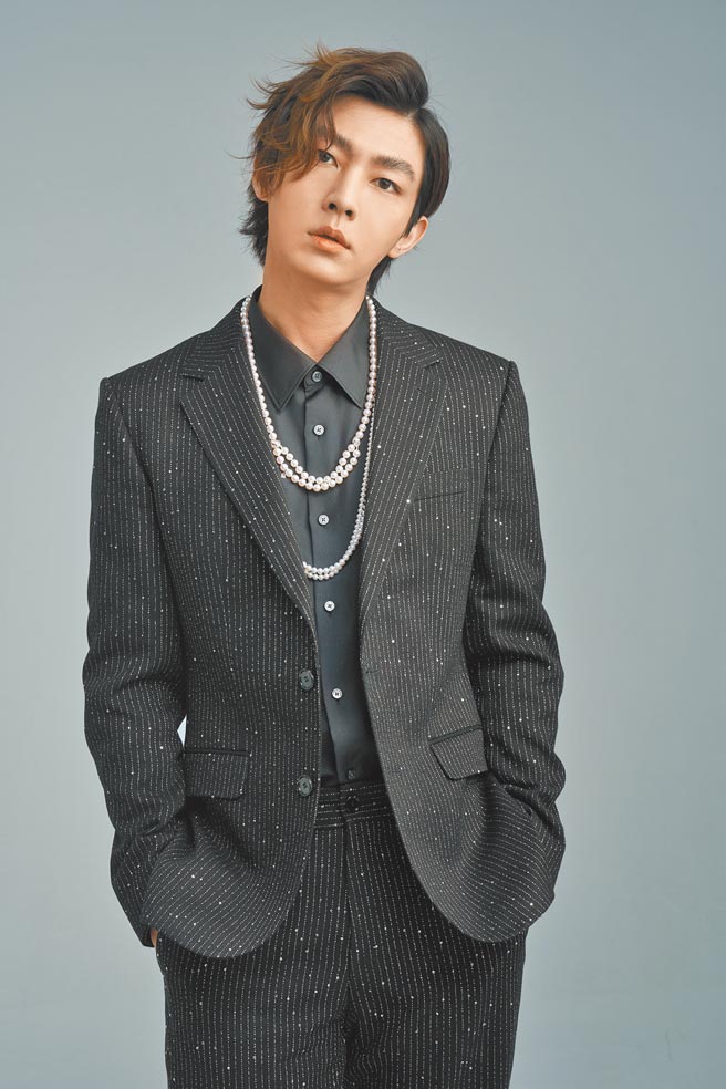 炎亚纶进棚拍摄本报时尚专题，以正式西装搭配MIKIMOTO珍珠诠释CEO时尚，证明男人佩戴珍珠帅又时尚。MIKIMOTO珍珠炼12万1000元，MIKIMOTO Double Eight珍珠长炼35万8000元。（JOJ PHOTO摄，服装提供／BOSS）