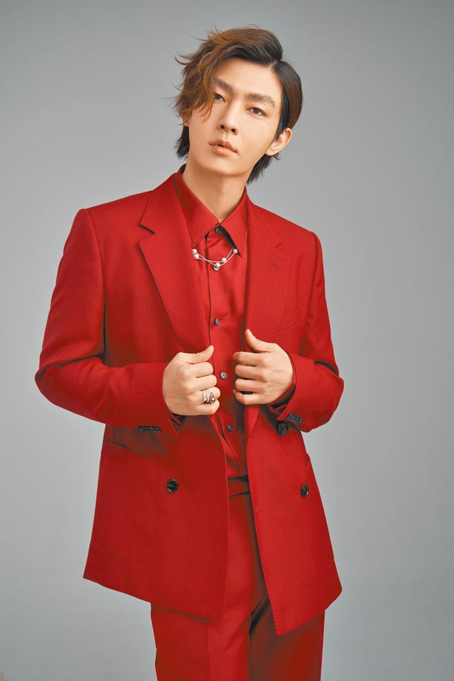 炎亚纶近来好运连连，新专辑好评不断又热卖，就连过年时玩「刮刮乐」也中大奖，佩戴MIKIMOTO珍珠入镜，浑身发亮。气场强大，MIKIMOTO Double Eight珍珠炼结项炼18万3000元，MIKIMOTO黑珍珠钻戒32万元。     （JOJ PHOTO摄，服装提供／BOSS）