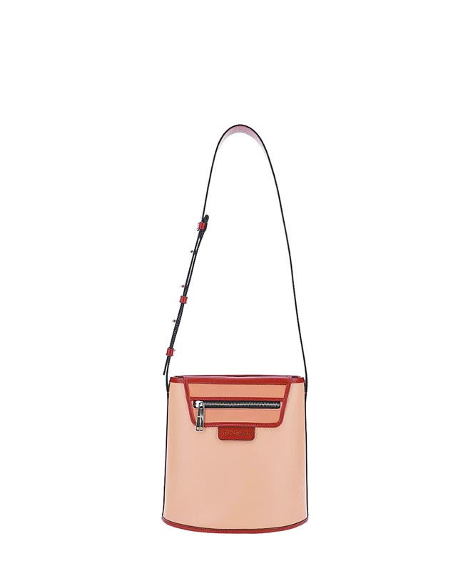 Hogan玫瑰裸粉菱格水桶包，2万3000元。（Hogan提供）