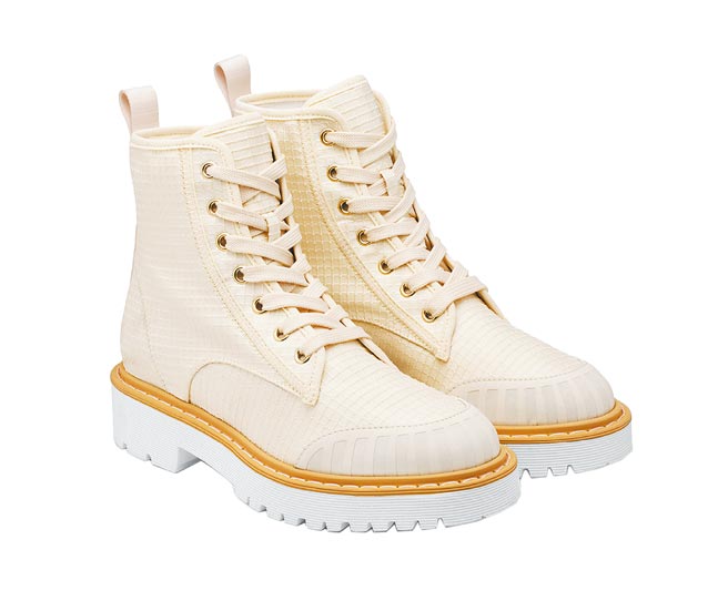 Hogan米白格纹科技布料军靴，2万3000元。（Hogan提供）