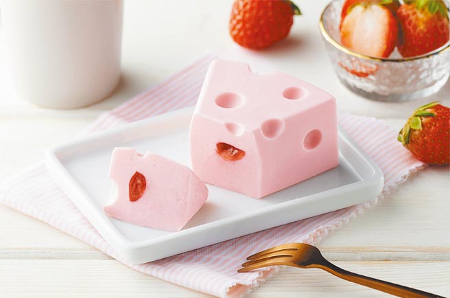 全联We Sweet新品「一块淡雪乳酪蛋糕」，使用草莓果馅与乳酪制成草莓乳酪慕斯蛋糕，每盒80g，69元。（全联提供）