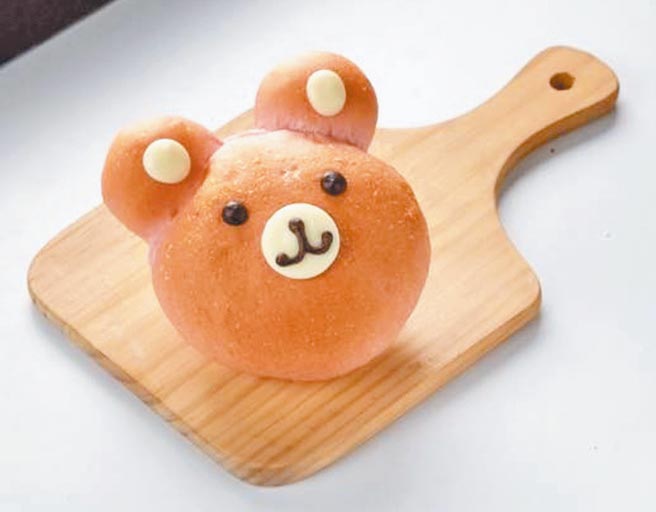 家乐福「宝贝熊麵包」，包裹莓果乳酪馅，每个48元。（家乐福提供）