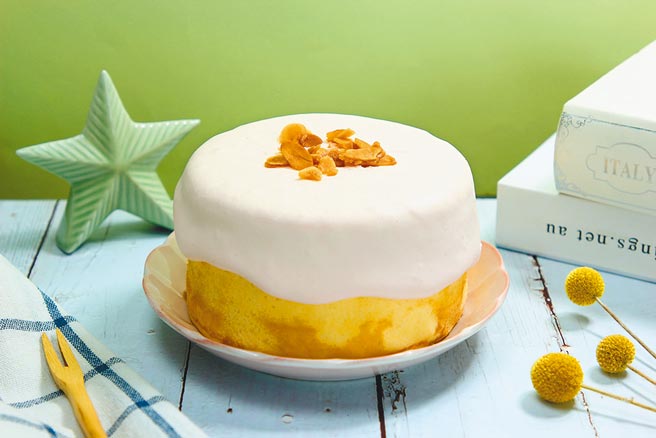 爱买草莓奶盖5吋蛋糕，120元。（爱买提供）