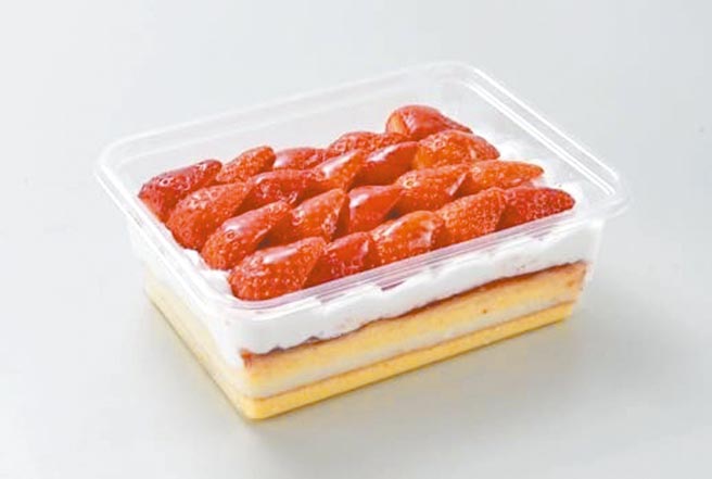 家乐福「草莓千层蛋糕」，海绵蛋糕体搭配牛奶卡士达夹馅、草莓酱及大湖草莓，每份168元、28日6折快闪优惠99元。（家乐福提供）