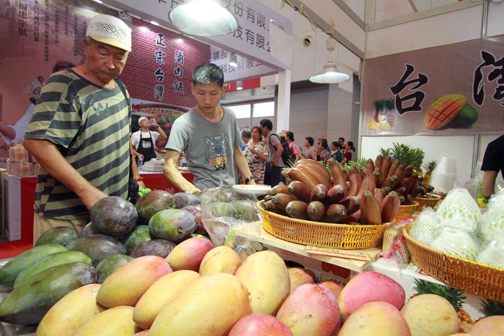 许多年以来台湾水果以其品质佳而广受大陆民众喜欢，但近年因两岸关系恶化，台湾水果在大陆受欢迎程度大幅降低。 图为2018年天津的台湾商品博览会上，台湾水果吸引许多大陆民众。 （图／中新社）