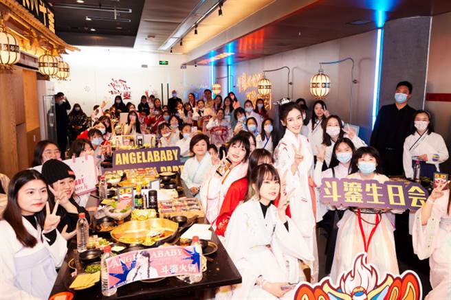 Baby與粉絲大合照。(取自楊穎工作室微博)