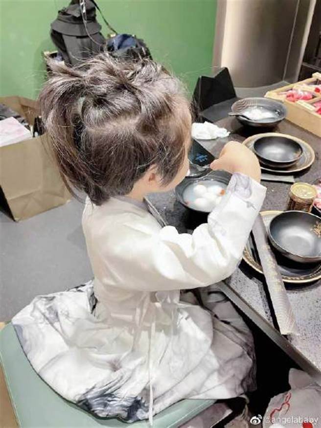 Baby還把兒子小海綿也帶去現場，把粉絲當成家人一樣看待。(取自Baby微博)