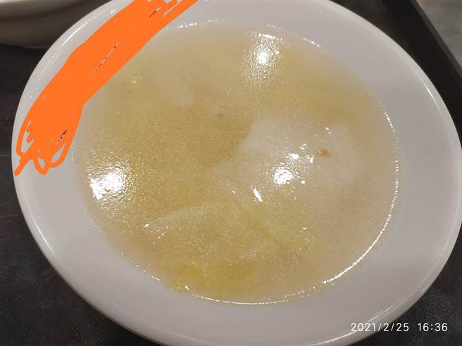 女网友的照片让大家全傻眼，纷纷表示：「根本是开水加白菜」、「以为是洗锅水」、「比泡麵汤还扯」。(图／爆怨2公社)