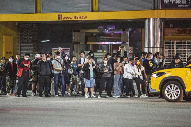 高雄市民争相目睹中博高架桥最后身影。（袁庭尧摄）