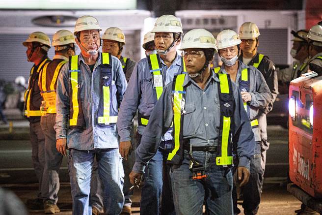 工作人员进场准备。（袁庭尧摄）