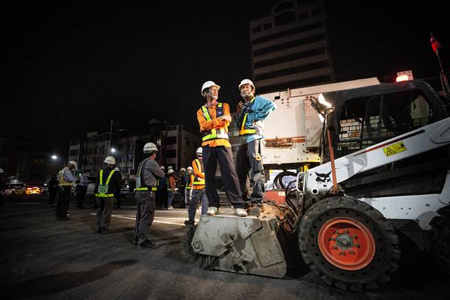 对于参与歷史性的拆除任务，工程人员也相当兴奋。（袁庭尧摄）